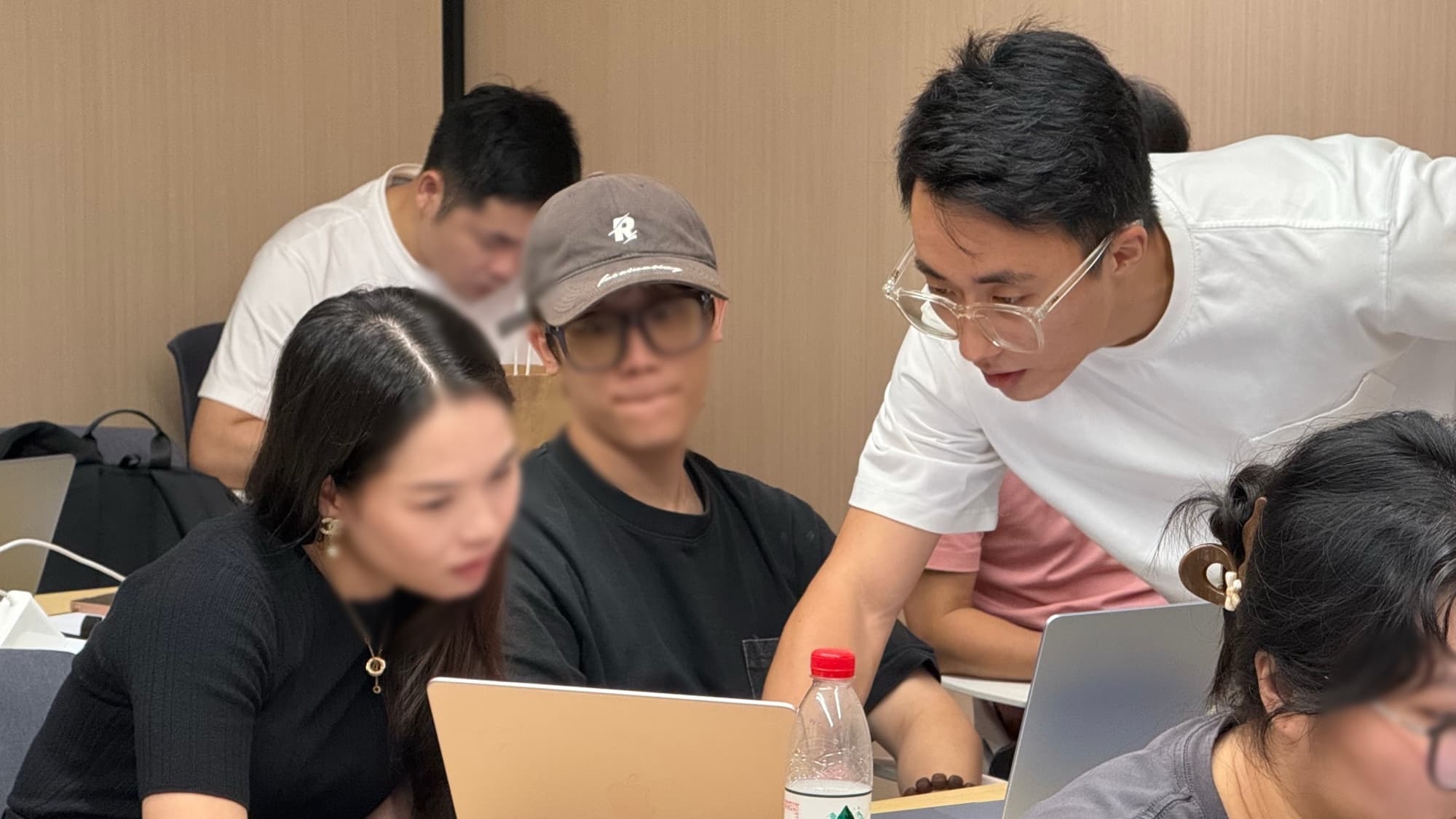 小组实操指导，围绕真实任务，在学员自己的电脑上完成配置与练习。