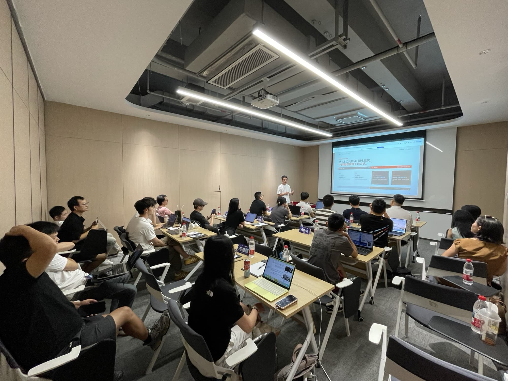 课程开场，从团队共同问题出发，建立一套可以落到工作的 Agent 方法。